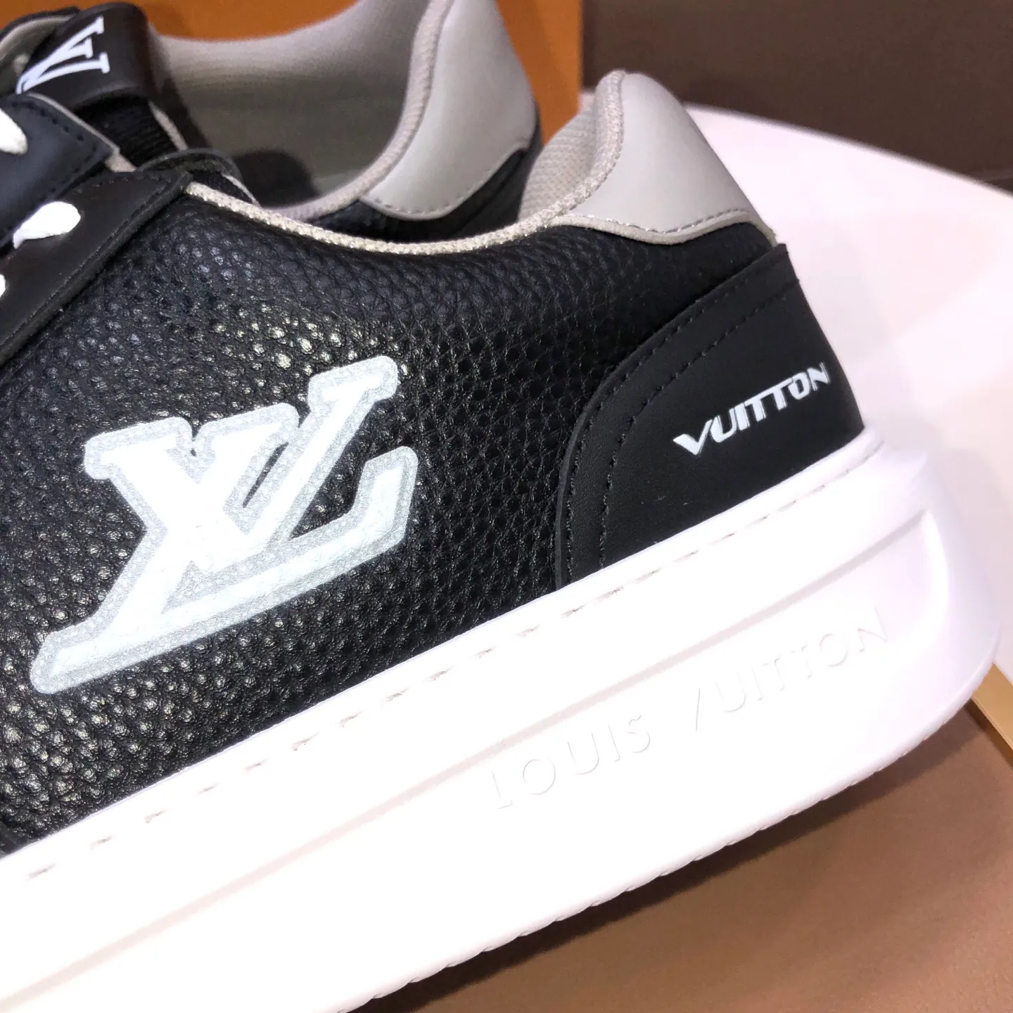 Factory batch 640💰original development, quality shipment, welcome to compare - LV sneaker series sports shoes introduce the loose silhouette of the ready-to-wear series into the spring and summer men's wear shows and make an eye-catching appearance. The cow leather upper is combined with rough fabric laces, and colorful beading highlights the brand's classic elements. LV letters mark the tongue and Monogram floral outsole. Mixed materials Made of top-grain cowhide, thick shoelace design, large Monogram print on the side, mesh lining and cotton feet, the comfort is as extreme as ever, premium heritage, quality first, worth owning! Size: Men’s 38-45 (45 is custom-made and cannot be returned or exchanged)